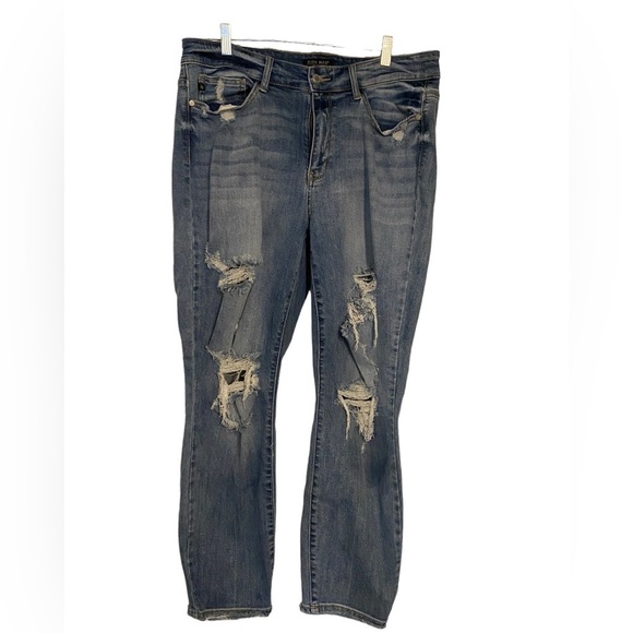 Judy Blue Denim - Judy Blue Boyfriend Distressed Jeans. Bottoms are frayed. See ALL pics 🖤